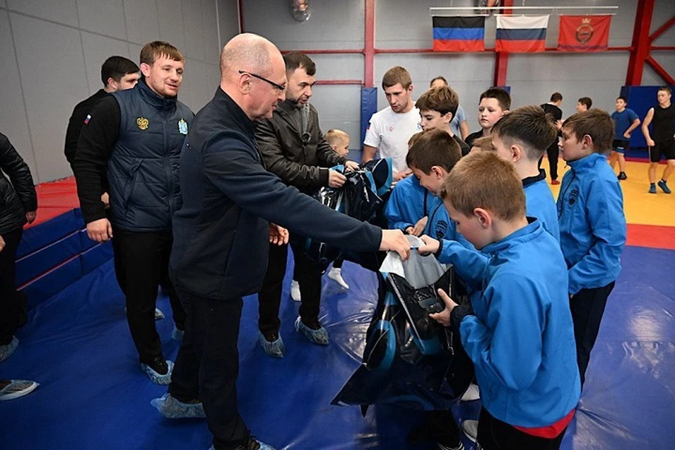 Кириенко и Пушилин оценили развитие крупнейшего спорткомплекса в Волновахе. Фото: ТГ/Пушилин