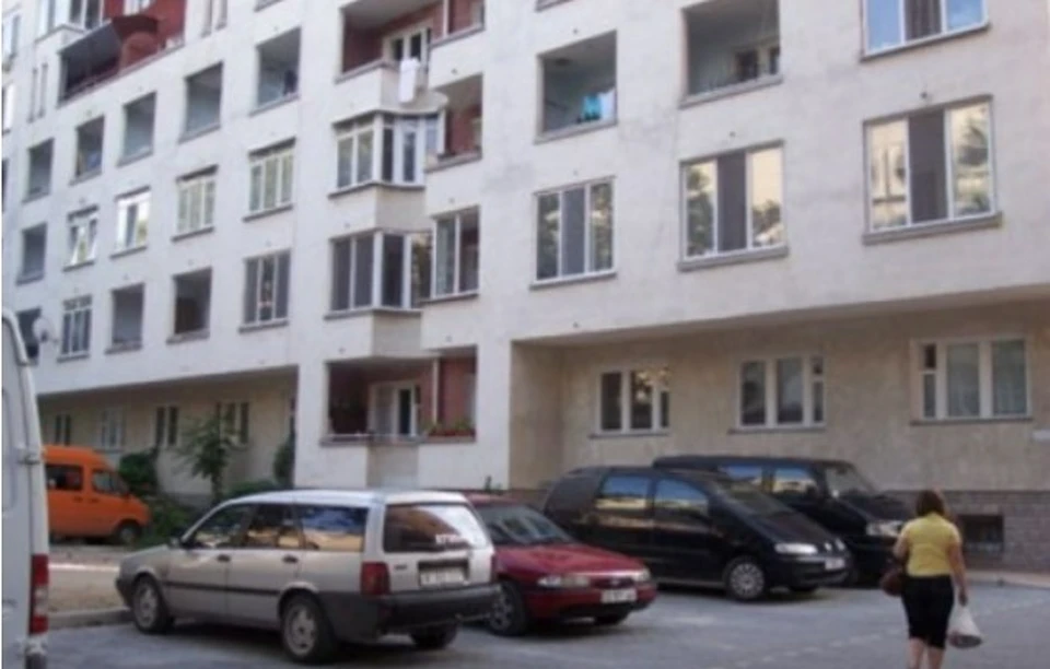 Одлну из квартир в этом доме продают за 400 тысяч евро. Фото: МВ