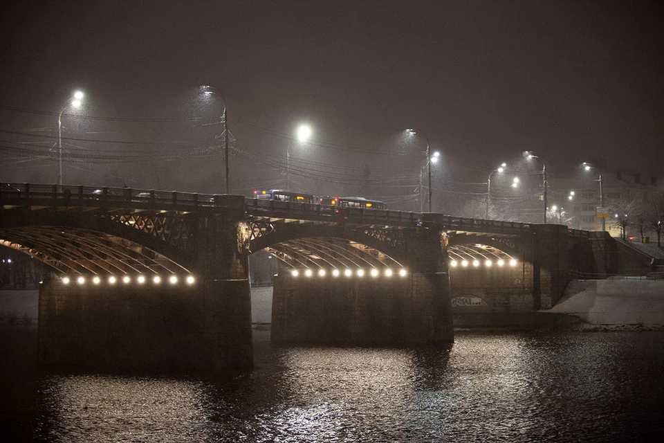 Вид на Старый мост под ноябрьским снегопадом