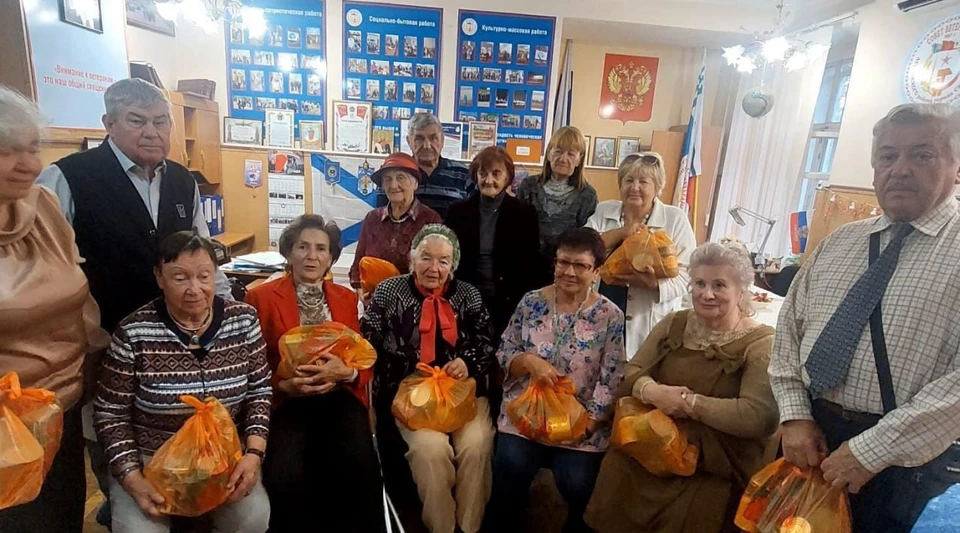 Активистам вручили продовольственные наборы.