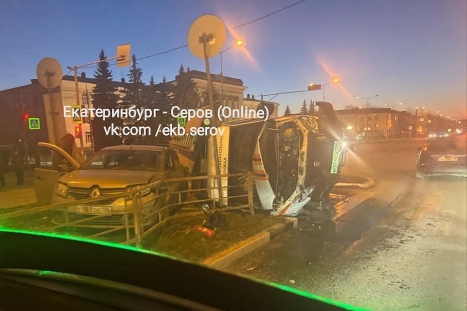 Машина МЧС попала в аварию. Фото: телеграм-канал «Екатеринбург – Серов online»