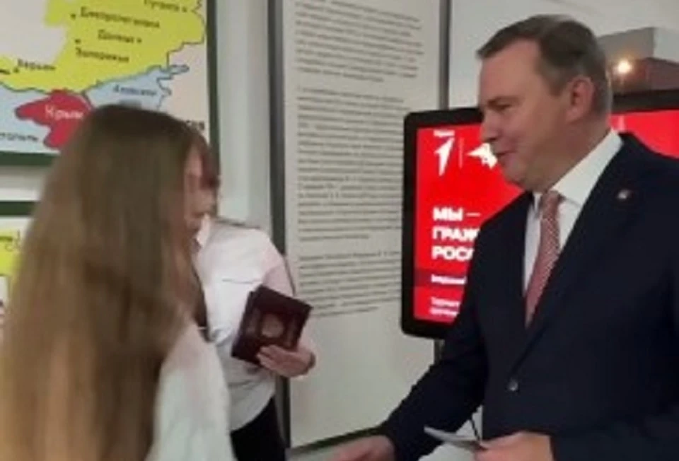 Тагильчанам вручили их первые документы. Фото: скриншот видео