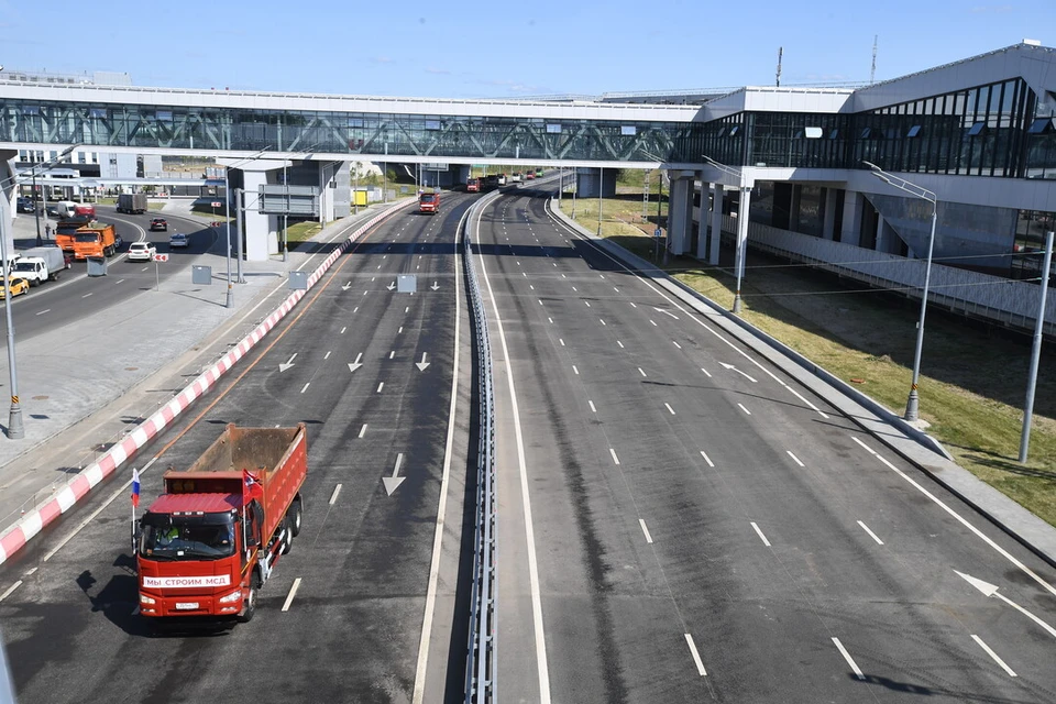 В Новосибирске ветер сорвал шатер и вынес его на проезжую часть.