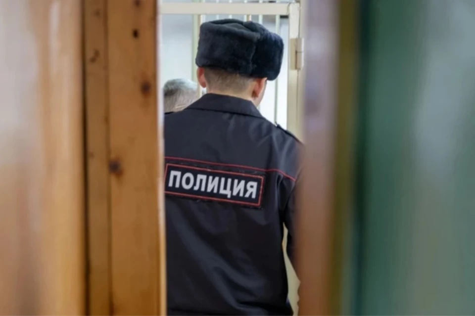 Когда на место преступления приехали сотрудники полиции, они застали подозреваемого, истекающего кровью