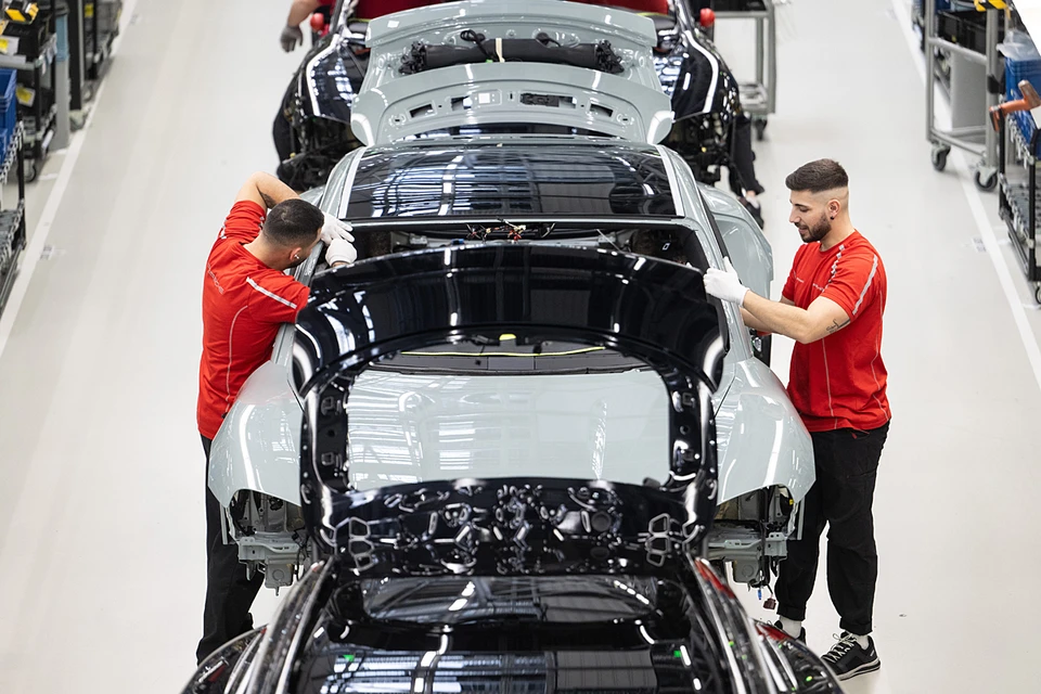 Прибыль немецкого производителя спортивных и люксовых автомобилей Porsche за три квартала этого года упала на 95,9 процентов