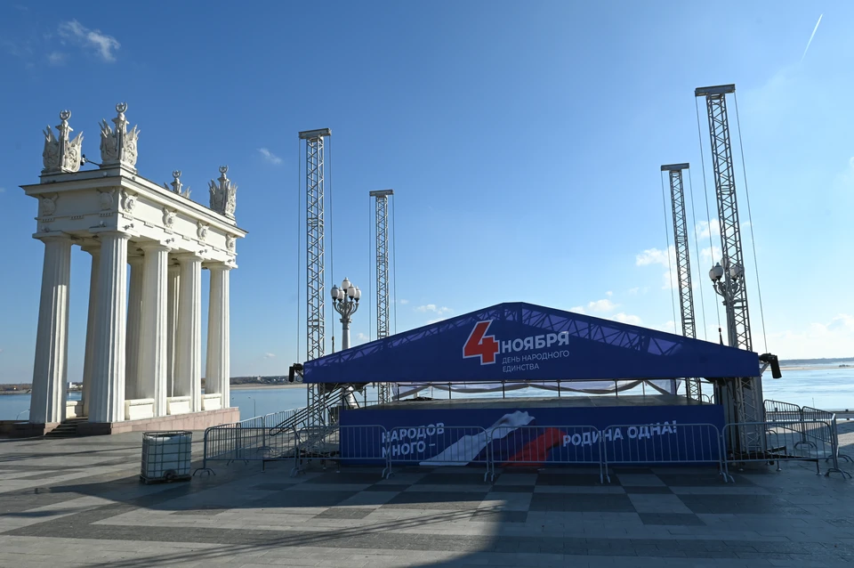 Верующие дойдут крестным ходом до набережной, где прозвучат поздравления с религиозным и государственным праздниками.