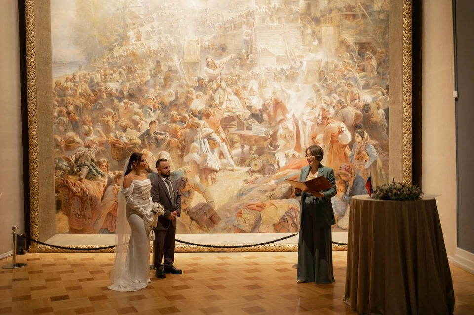 Нижегородская пара зарегистрировала брак на фоне картины «Воззвание Минина». Фото: Главное управление ЗАГС Нижегородской области.