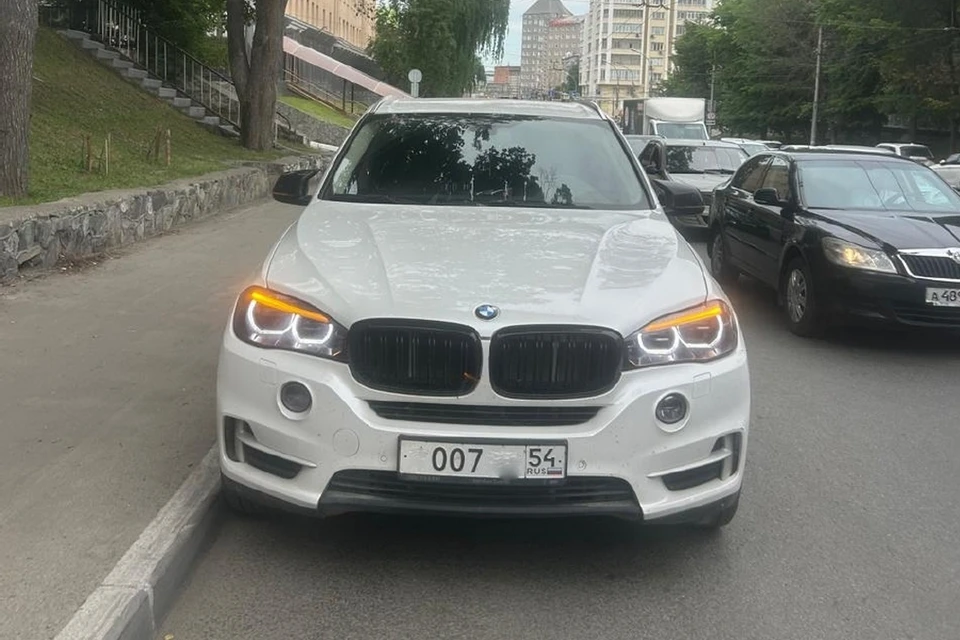 В Новосибирске выставили на торги белый BMW X5 с номером Джеймса Бонда. Фото: «ГИС Торги»