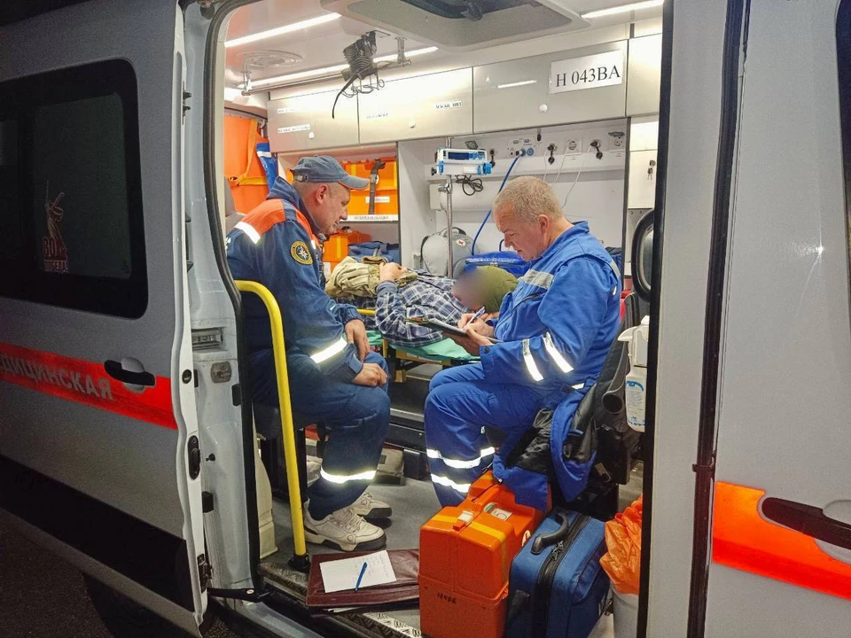 Пострадавшего передали медикам. Фото: МЧС Республики Крым/Tg