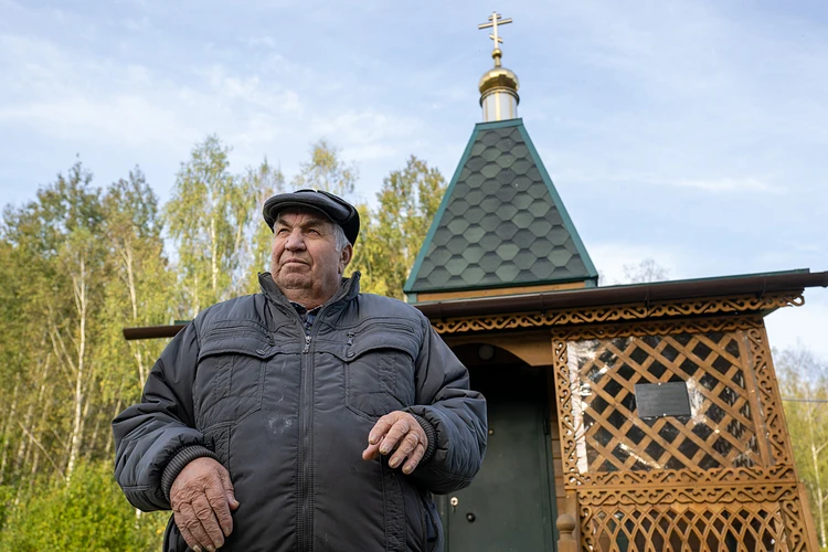 «Я последний житель деревни» – как один пенсионер из Москвы решил возродить свою малую родину, вырыл для людей озеро, возвёл часовню и теперь восстанавливает храм