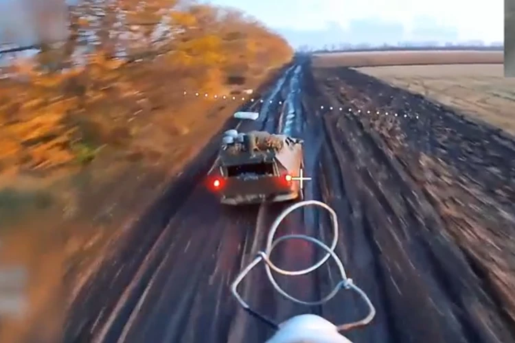 Минобороны России показало кадры встречи мирных граждан с российским ударным дроном