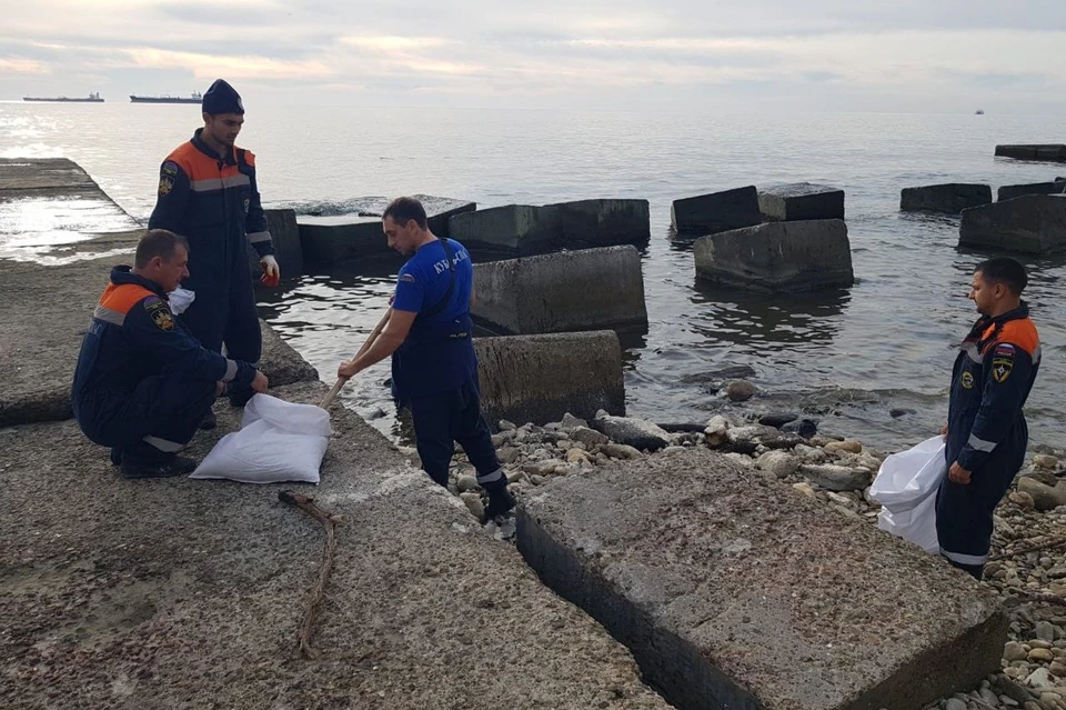 В Туапсе очистили около 300 метров побережья после атаки БПЛА Фото: t.me/glavatuapseregion