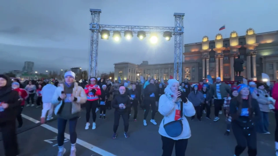 Участники разминаются перед забегом