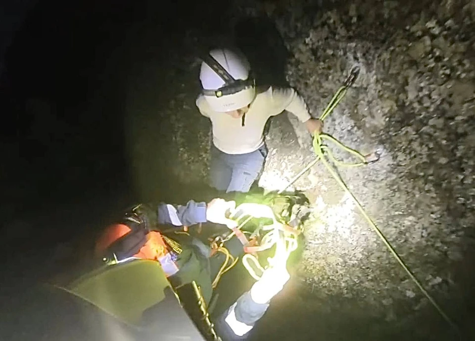 Спасатели помогли туристке в горнолесной зоне Судака. Фото: МЧС Крыма/Tg