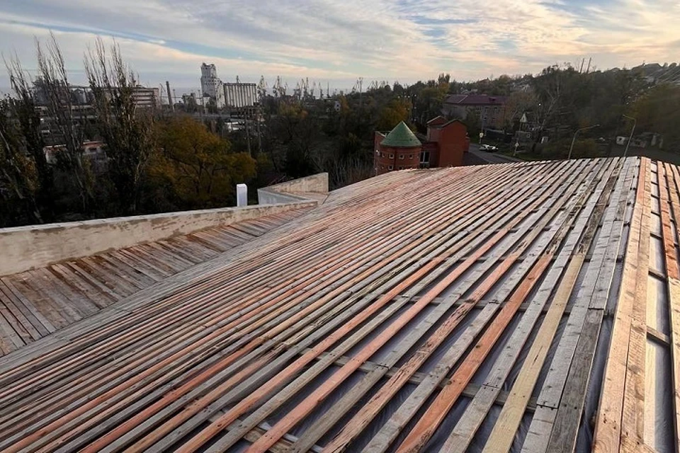 Ленобласть завершает ремонт кровли ДК «Чайка» в Мариуполе. Фото: АГО Мариуполь
