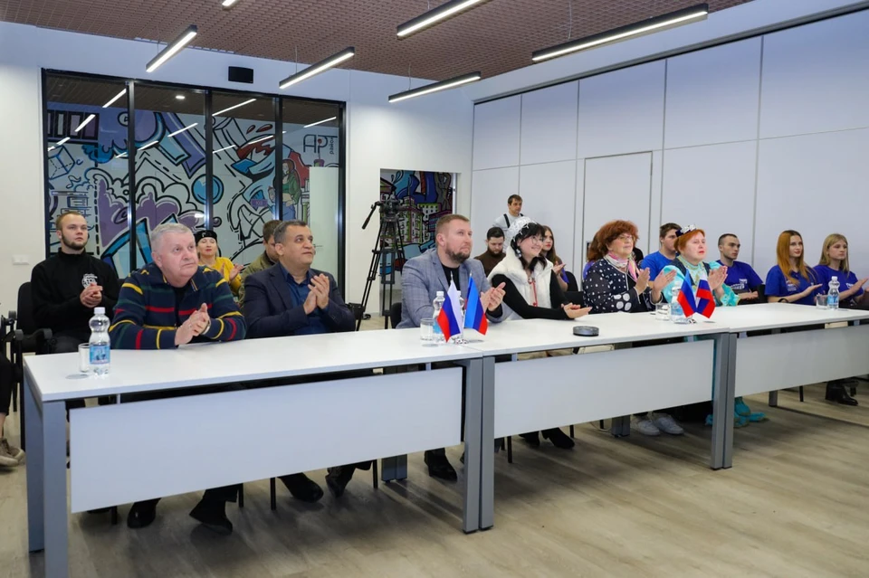 Перед камерой в режиме ВКС в разных уголках России собрались представители национальных культурных обществ. ФОТО: НС ЛНР