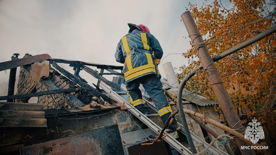 Сгорели гараж и сарай. ФОТО: МЧС России