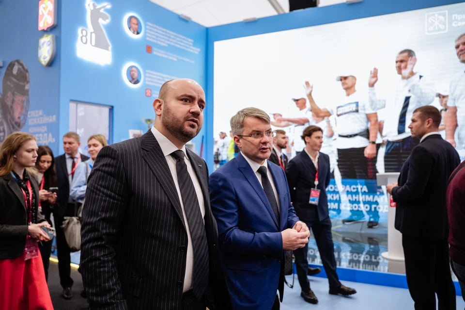 Глава региона посетил экспозицию выставки, которая заработала на стадионе "Солидарность Арена" в Самаре 5 ноября / Фото: Виктор Лунченко