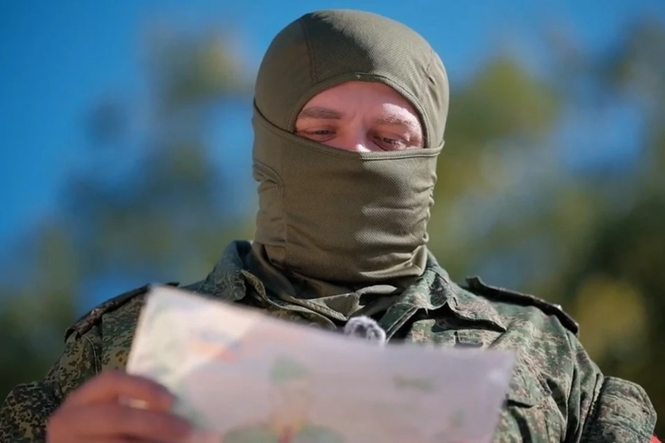 Разведчик "Воробей" читает письмо от ребенка из Великой Знаменки. Фото: Народный фронт Запорожской области