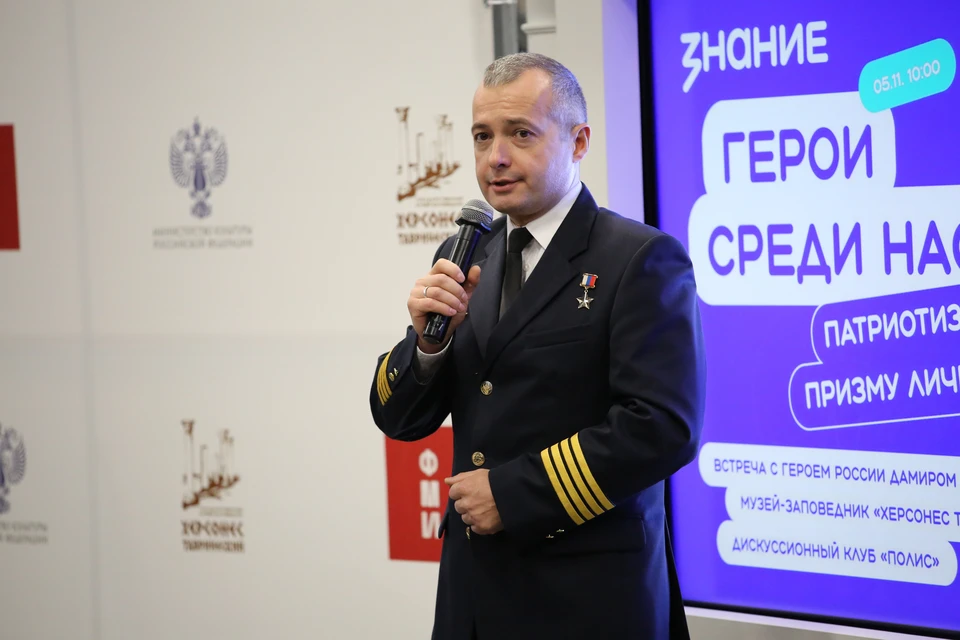 Герой пообещал приехать еще раз. Фото: chersonesos-sev.ru