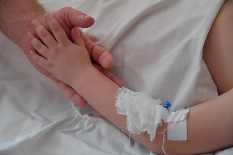 Три дня не ела и умерла во сне: двухлетняя девочка умерла в санатории от инсульта, пока мать боролась за жизнь сына