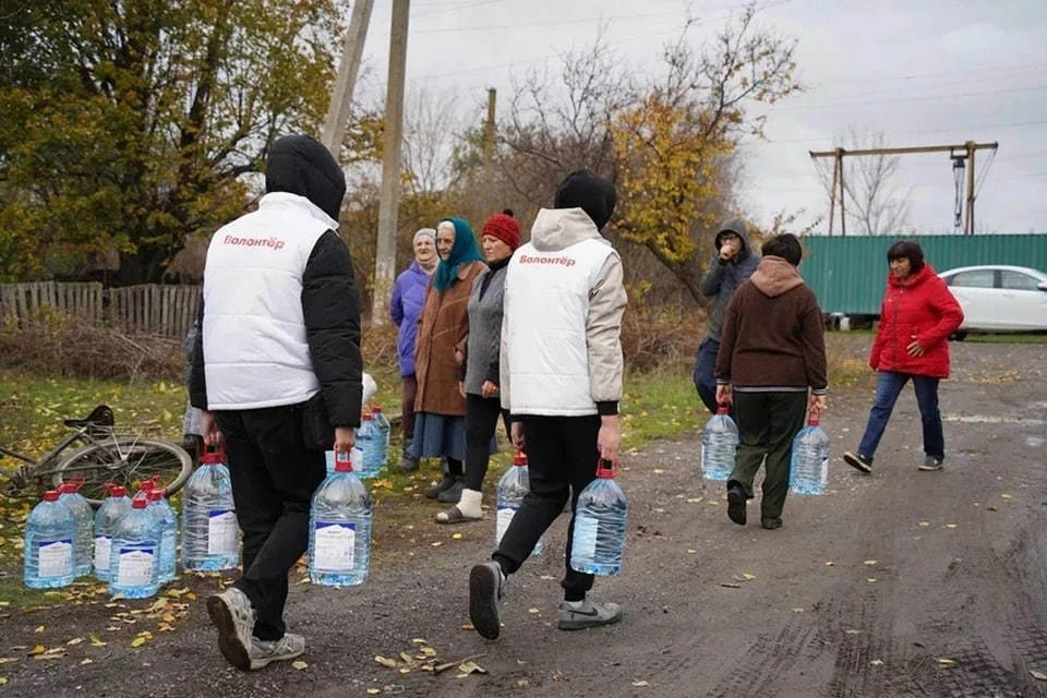 В ДНР к доставке жителям воды привлекли более 500 волонтеров. Фото: ТГ/Пушилин