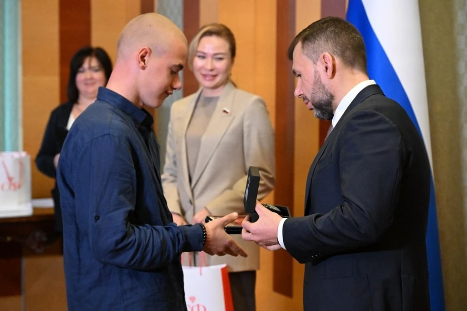 Денис Пушилин и Наталья Никонорова наградили юных героев ДНР медалями Совета Федерации. Фото: ТГ/Пушилин