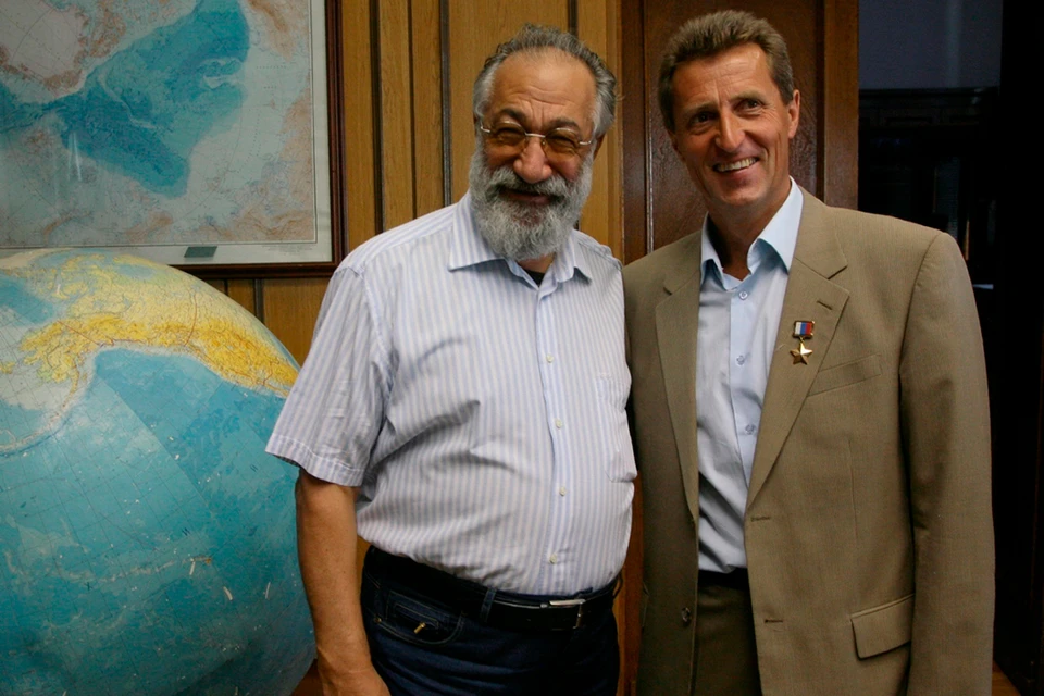 Михаил Малахов с легендарным первым вице-президентом РГО Артуром Чилингаровым. Фото: Анвар ГАЛЕЕВ/PhotoXPress
