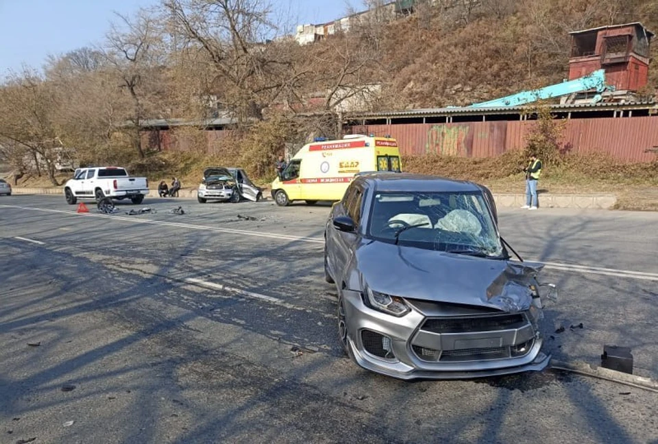 Автомобили тоже получили серьезные повреждения в аварии. Фото: https://t.me/prim_police