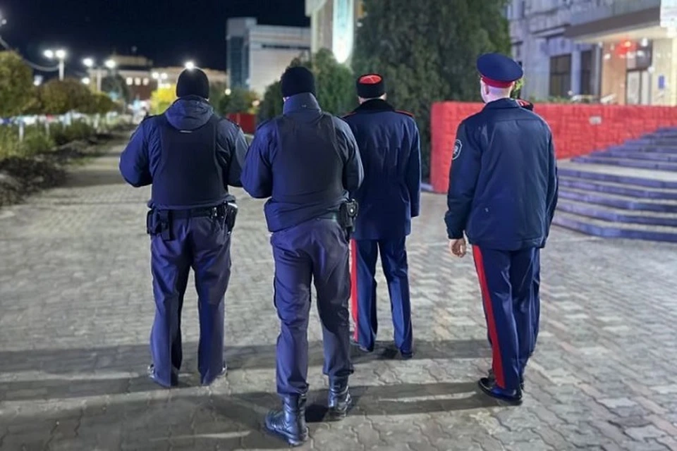 Сотрудники полиции провели рейд вместе с казаками и представителями военкомата. Фото: пресс-служба ГУ МВД России по Ростовской области