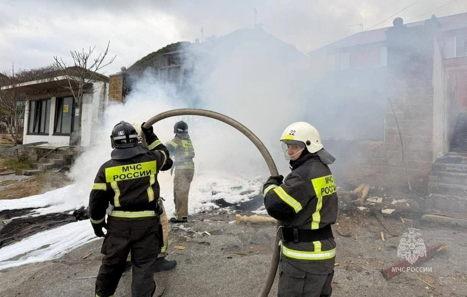 Пилоты рухнувшего в Дагестане вертолета пытались экстренно сесть на пляж Фото: МЧС РФ