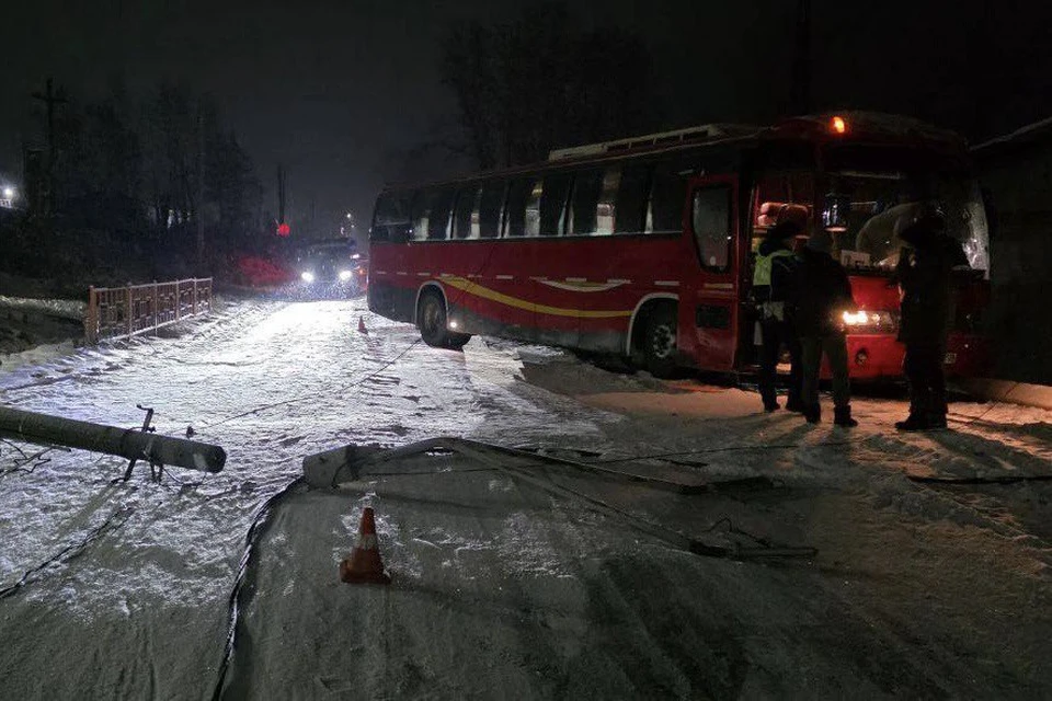 В Усть-Куте автобус с пассажирами врезался в опору линии электропередач.