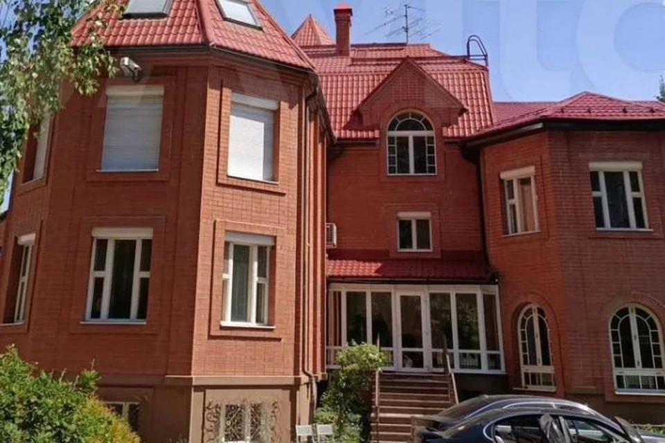 В пригороде Новосибирска продают кирпичный особняк за 1.5 миллиарда рублей. Фото: сайт объявлений.