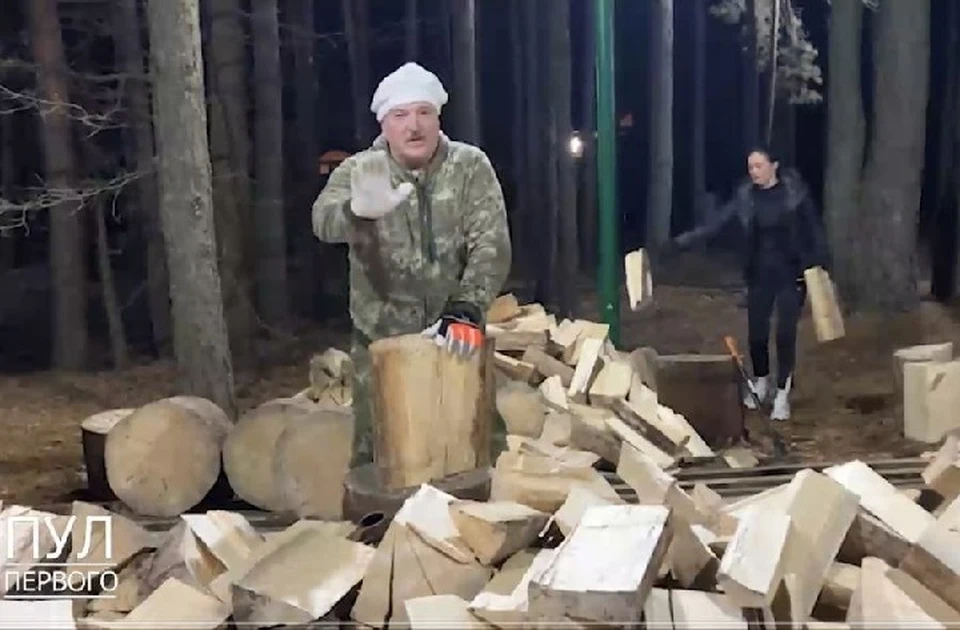 Пресс-служба показала, как Лукашенко колол дрова вечером 7 ноября. Фото: стоп-кадр | видео телеграм-канал «Пул Первого».