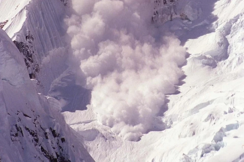 Один человек погиб, второй пропал при сходе лавины на Камчатке