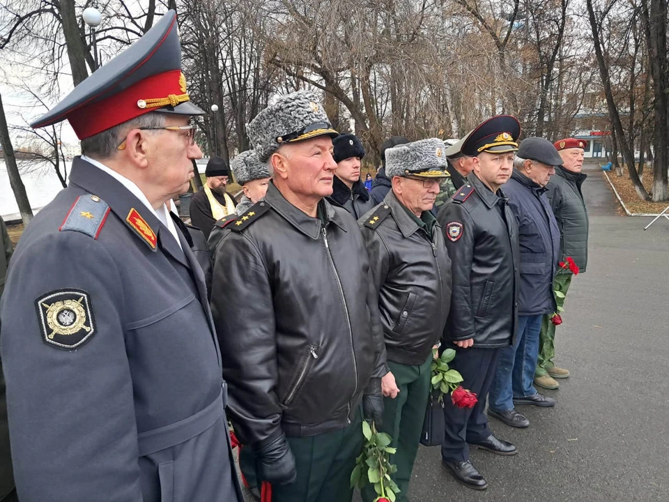 В Екатеринбурге прошел митинг в честь погибших сотрудников МВД. Фото: Валерий Горелых