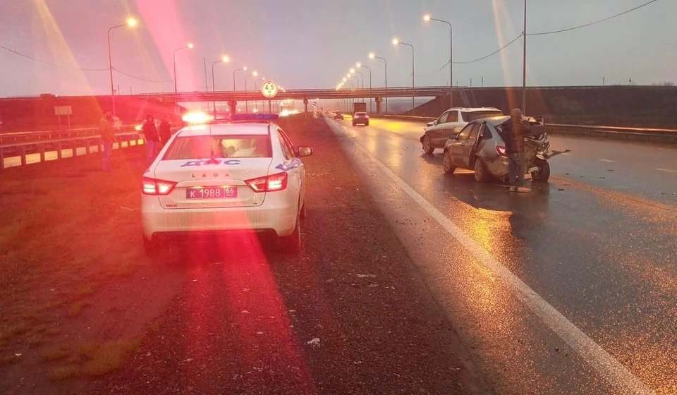 На подъезде к Екатеринбургу столкнулись Lada и Mercedes. Фото: Госавтоинспекция Свердловской области