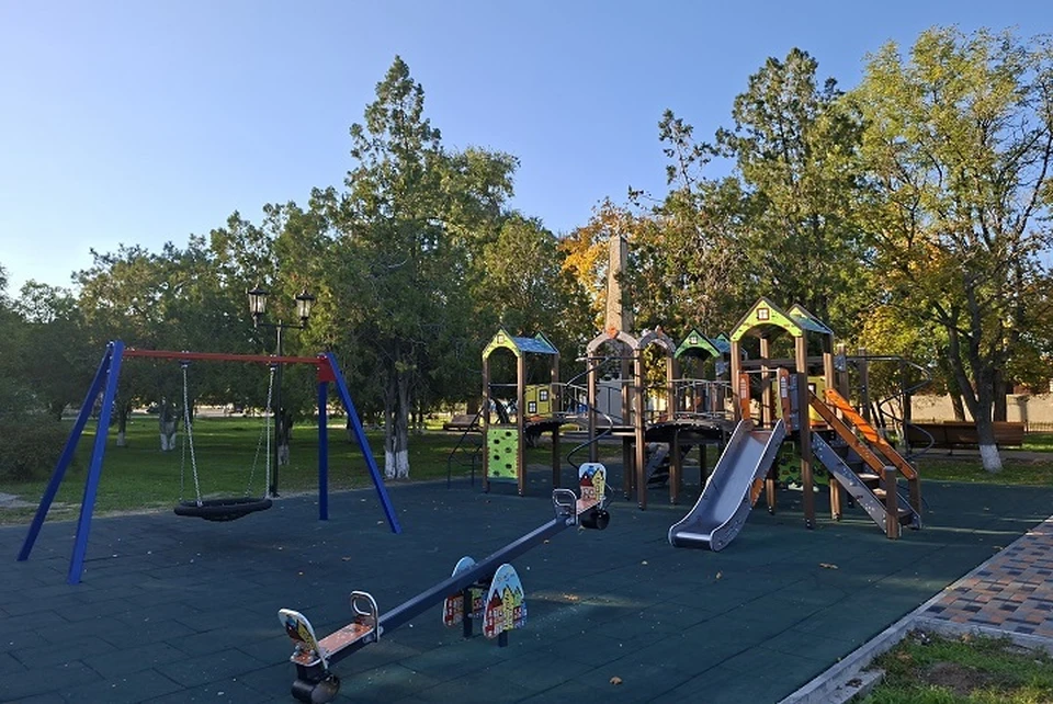 На объекте установили игровой комплекс, постелили резиновое покрытие, смонтировали освещение, сделали тротуар. Фото: администрация Петровского округа