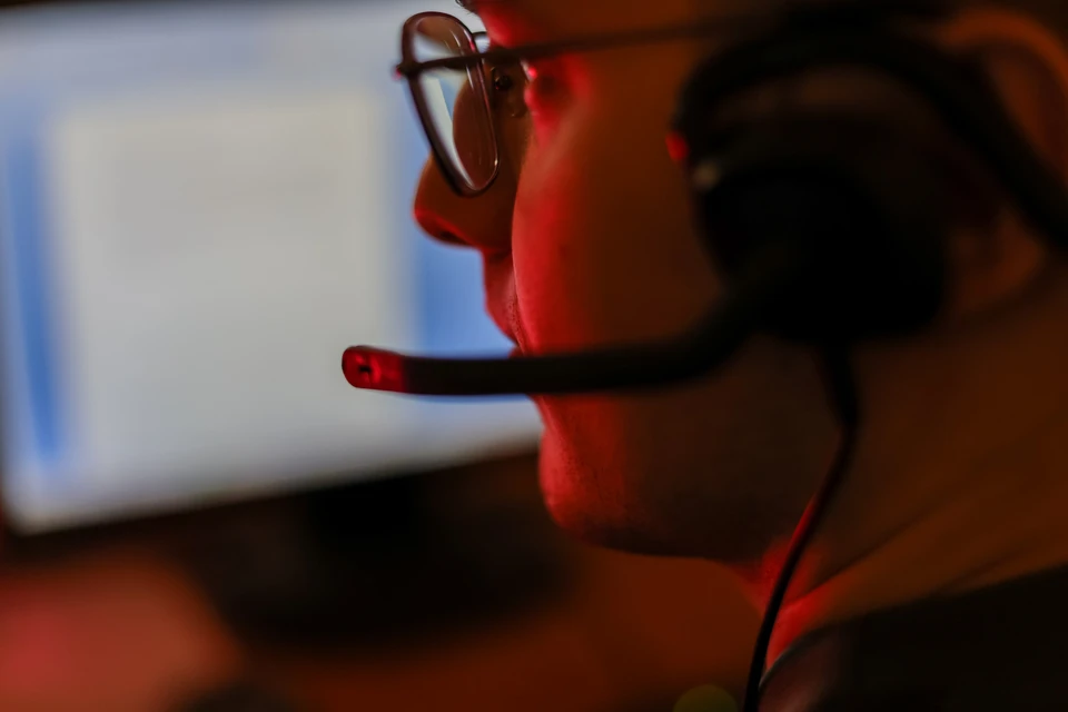 Аферисты украли у москвички более 27,8 млн рублей и продали ее квартиру