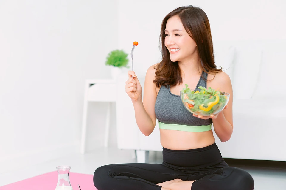 Есть гимнастики, облегчающие симптомы при болезнях ЖКТ. Фото: zEdward_Indy/Shutterstock/Fotodom