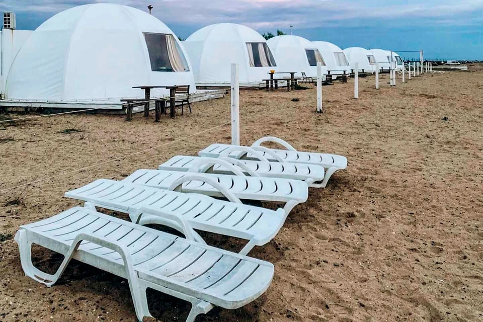 В ноябре не каждый пляж Крыма выглядит именно так. Но есть и подобные варианты - для любителей позднего осеннего морского отдыха. Фото: evpatoria.citysn.com