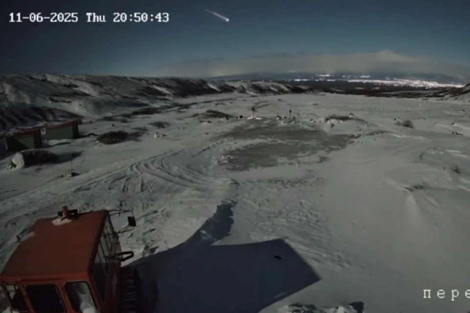 Вспышка, озарившая темноту, попала в объектив камеры. Фото: скриншот видео «Вулканов Камчатки»