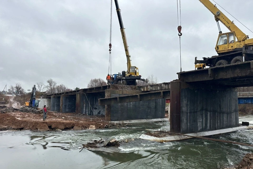 На мосту через Сиву в Воткинском районе идет демонтаж старого пролетного строения. Фото: vk.com/igorasabin