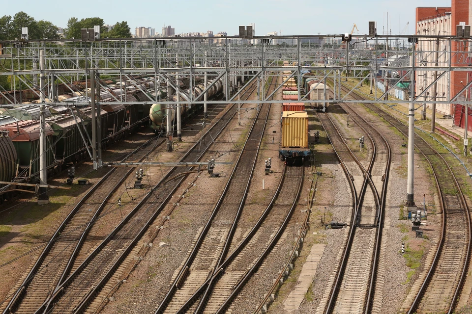 Были задержаны не менее 17 грузовых составов.