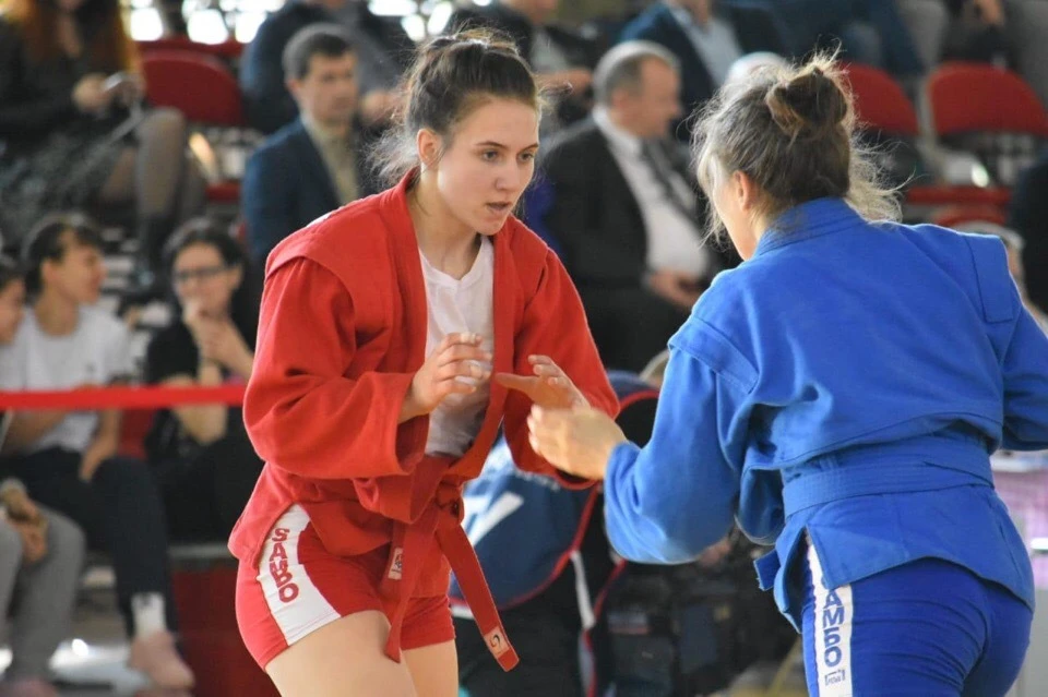 Анастасия Хомячкова в красном кимоно. Фото со страницы Минспорта Владимирской области в ВК.