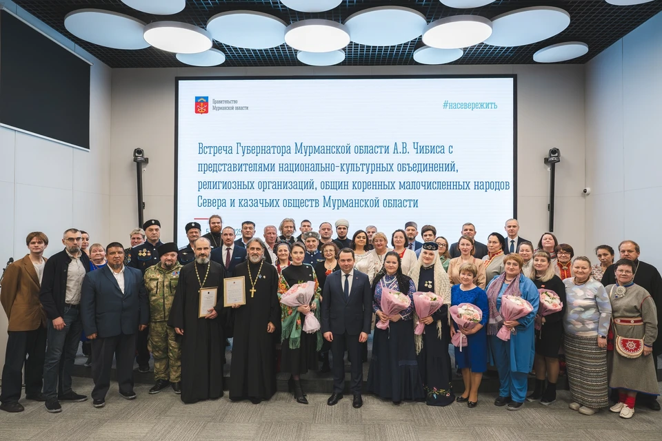 Участники встречи поблагодарили губернатора за плодотворное взаимодействие и поддержку. Фото: Игорь Громов / Правительство Мурманской области