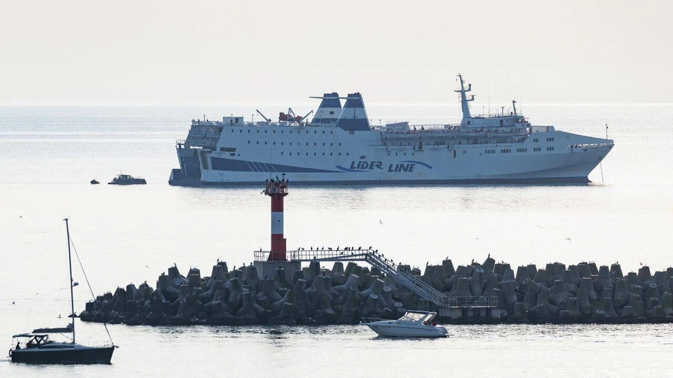 Паром простоял на якоре вдали от берега и уплыл