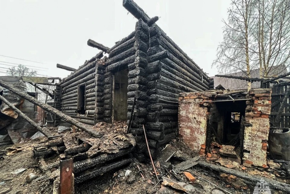 Дом сгорел почти полностью.