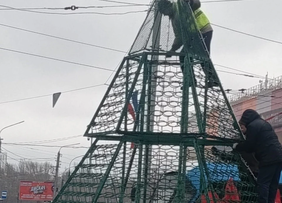 В Ульяновске на горшкоёлки на Пушкаревском кольце повесили гирлянды | ФОТО: Городской центр по благоустройству и озеленению Ульяновска