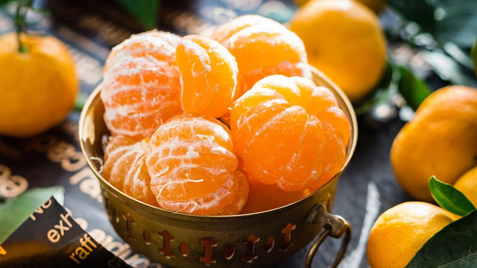 Гастроэнтеролог Исаева: яблоки и цитрусовые могут провоцировать изжогу